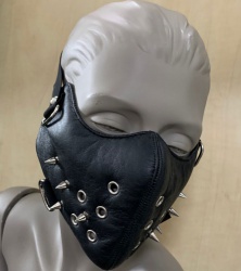 Zwart leren mondmasker met Spikes van NLLeather - nl-blmm2